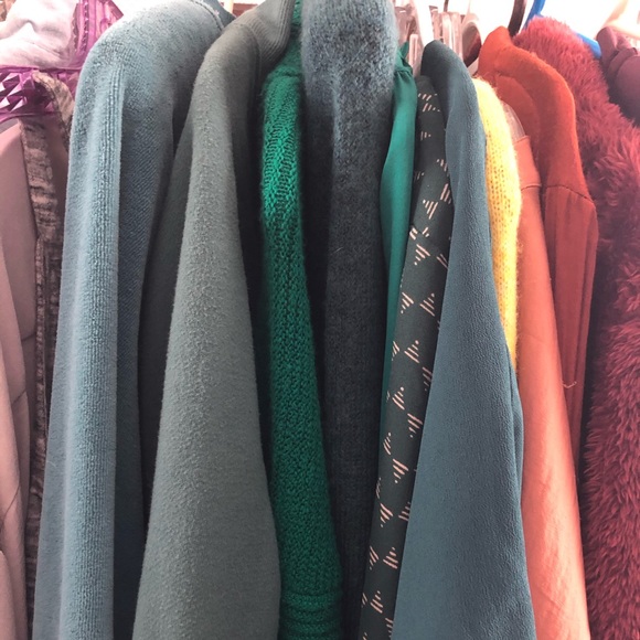 Hi, I’m Kate! Thanks for looking at my closet! - Picture 7 of 7